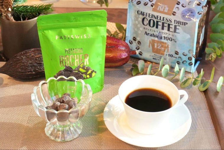 白い小皿にのったチョコレートとペアリングのコーヒーのパッケージ