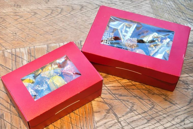 大小ふたつの赤いギフトボックスに入ったチョコレートアソート