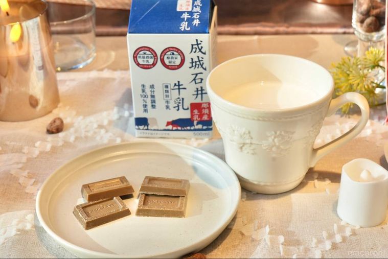 白い小皿にのったチョコレートとペアリングの牛乳パック