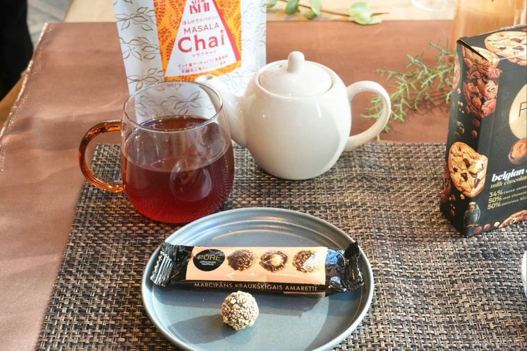 白い小皿にのったチョコレートとペアリングのチャイのパッケージ