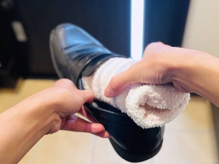 ペットボトル湯たんぽを靴に入れている様子