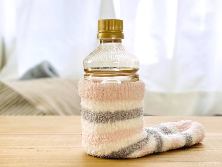 テーブルに置かれたペットボトル湯たんぽ