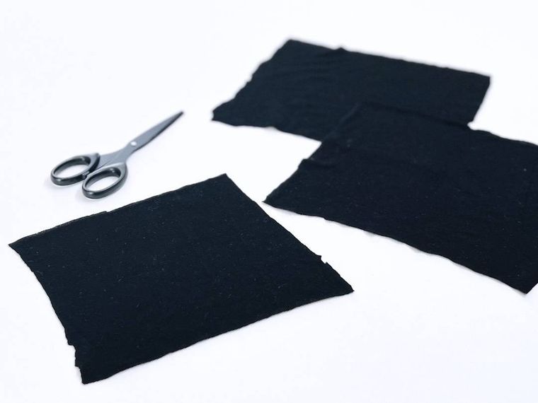 ヒートテックをハサミで切り分けた様子