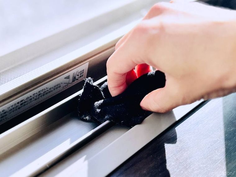 ヒートテックで窓のレールを掃除している様子