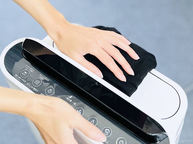 ヒートテックで空気清浄機のほこりを拭いている様子