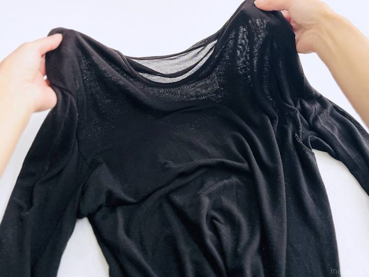 着古したヒートテックを手で持っている様子