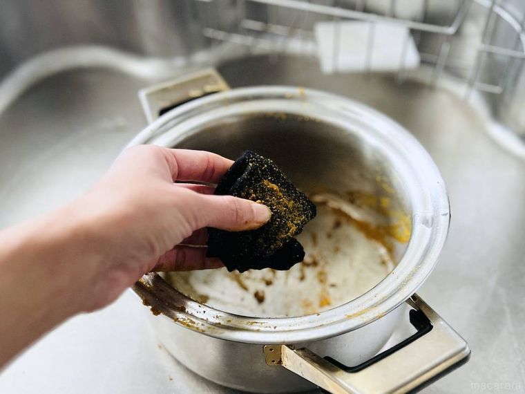 ヒートテックでカレー鍋の汚れを拭き取っている様子