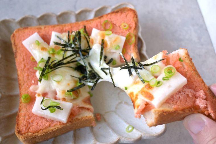 明太もちチーズトーストのチーズと餅がのびる様子