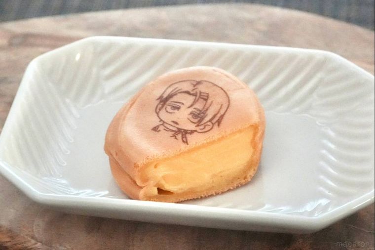 木のカッティングボードと白い皿にのったキャラクターデザインのスイーツ