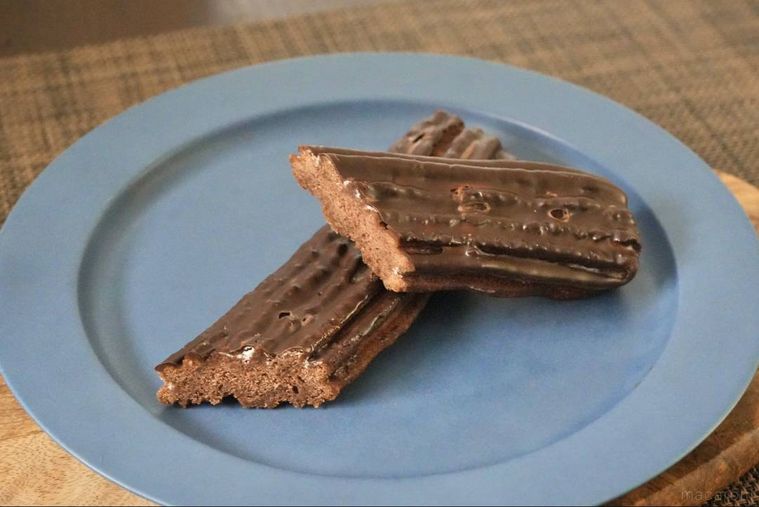 青い皿にのったチョコチュロッキーの断面