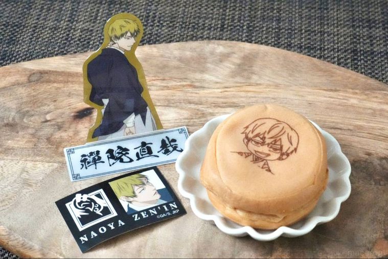 木のカッティングボードと白い皿にのったスイーツとキャラクターグッズ