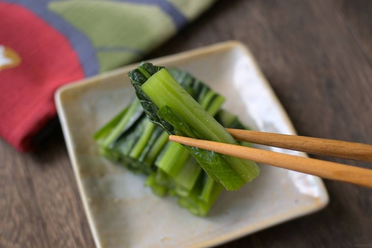 高菜漬け風小松菜の浅漬けを箸で摘む様子