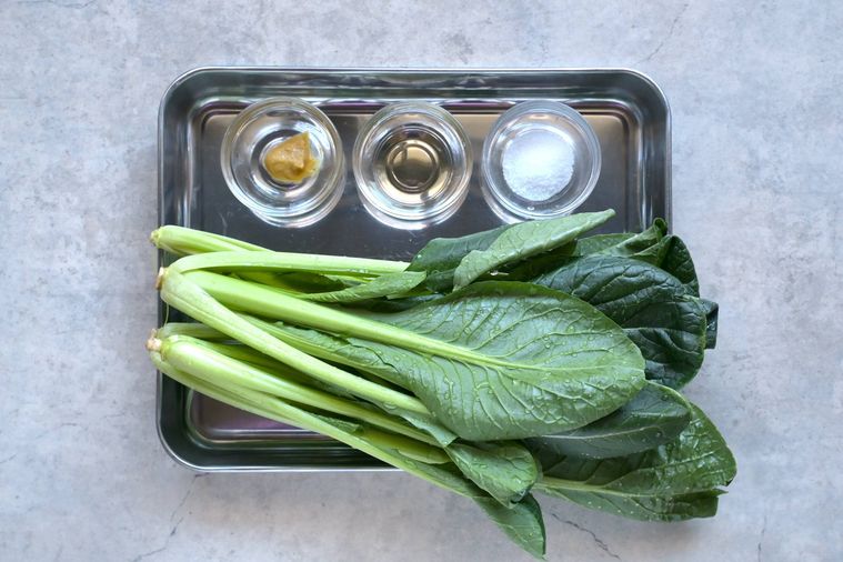 調理用バットに並べられた小松菜、からし、酢、塩