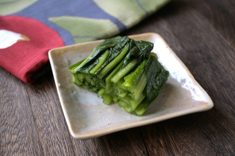 四角い小皿に盛り付けた高菜漬け風の小松菜の浅漬け