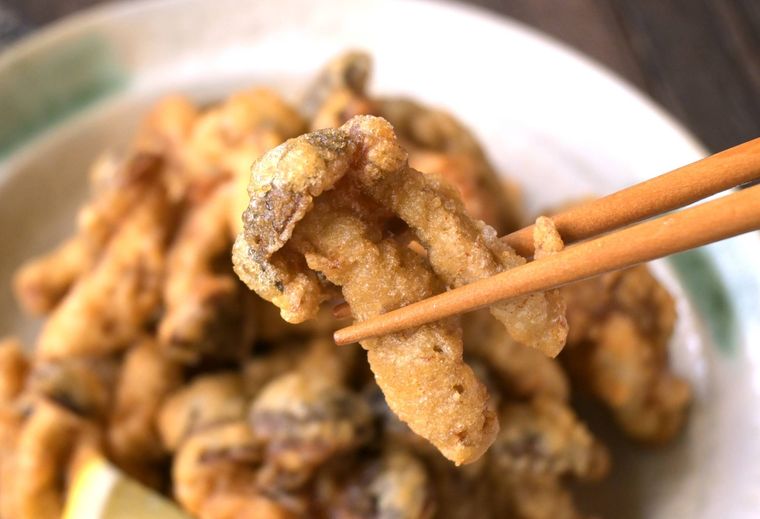 しめじの唐揚げを箸で摘む様子