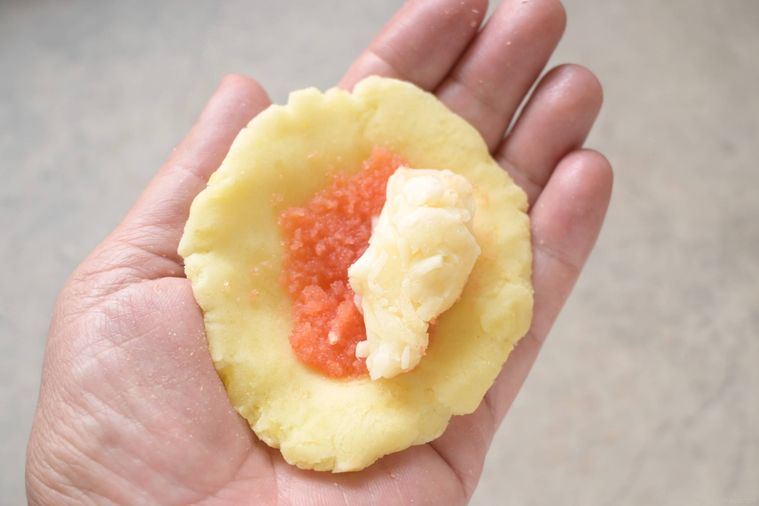 じゃがいももち生地に明太子ととろけるチーズがのせてある