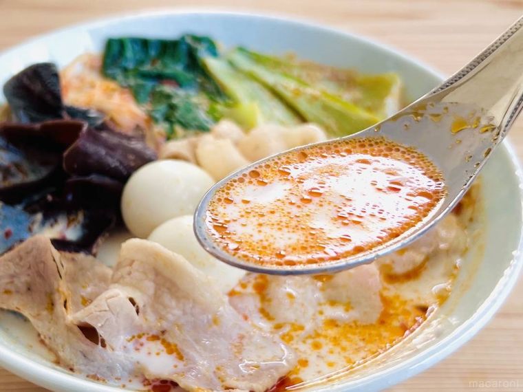 麻辣湯のスープをれんげですくった様子