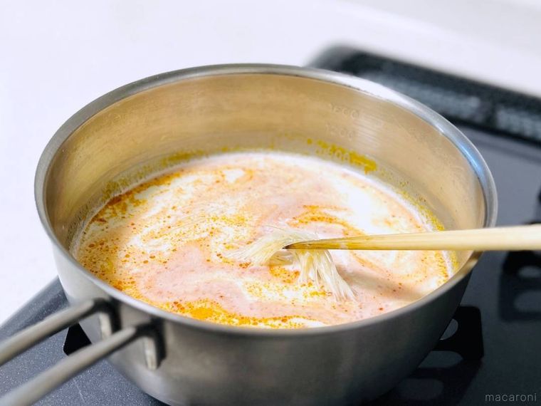 鍋で麻辣湯を作っている様子