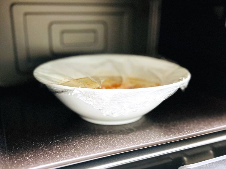 電子レンジで麻辣湯を作っている様子