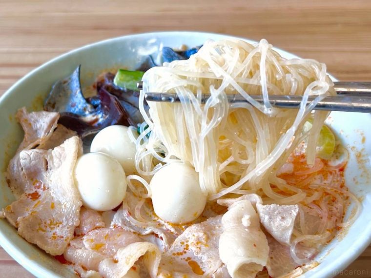 麻辣湯の春雨を箸で持ち上げている様子