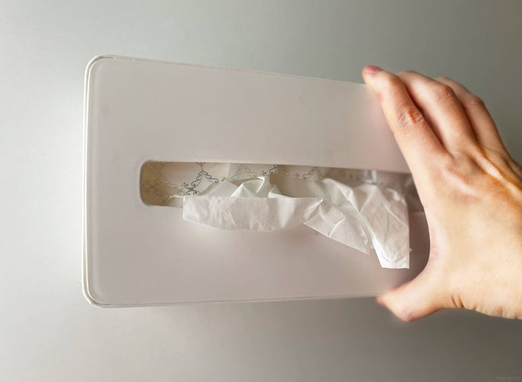 マグネットで貼り付けたティッシュケースをつかんでいる様子