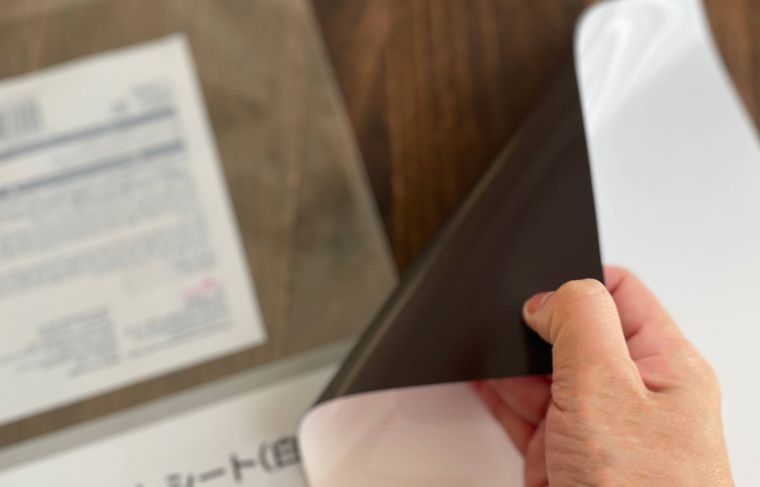 マグネットシートをめくっている様子