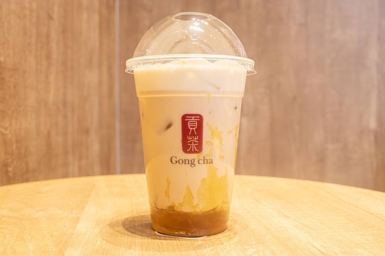 ゴンチャハニーナッツウーロン ミルクティーがテーブルに置かれている