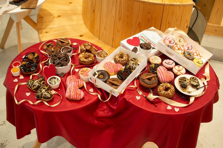 クリスピークリームドーナツの限定ドーナツが飾られているテーブル