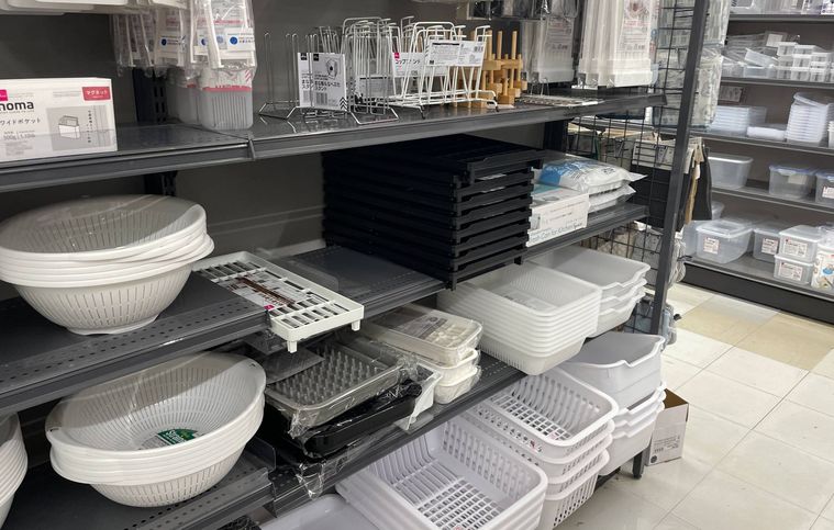 ダイソーの水切りかご売り場