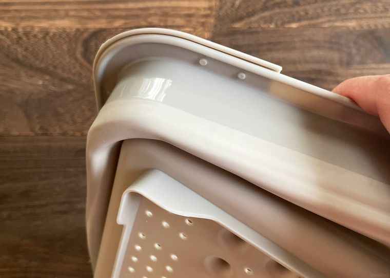 折りたためる水切りかごの底部写真