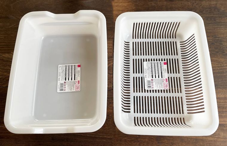 ダイソーの水切りかごとトレイを並べた様子