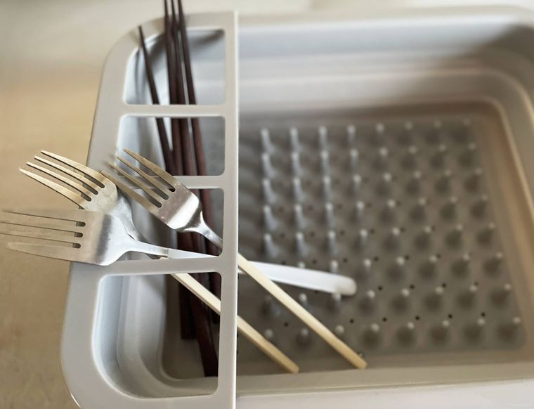 水切りかごにカトラリーを刺している様子