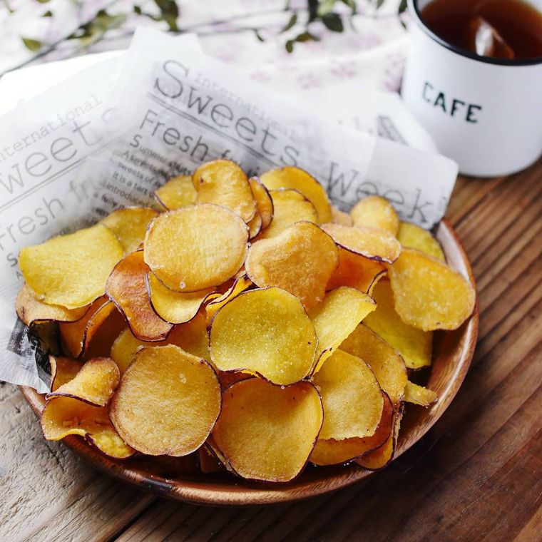 木の器に盛られたさつまいもチップス