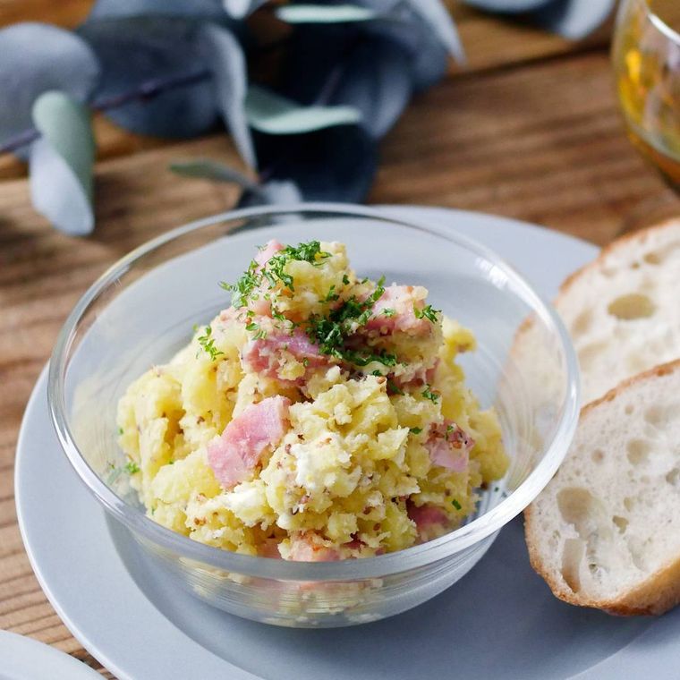 ガラスボウルに盛られたデリ風さつまいものポテトサラダ