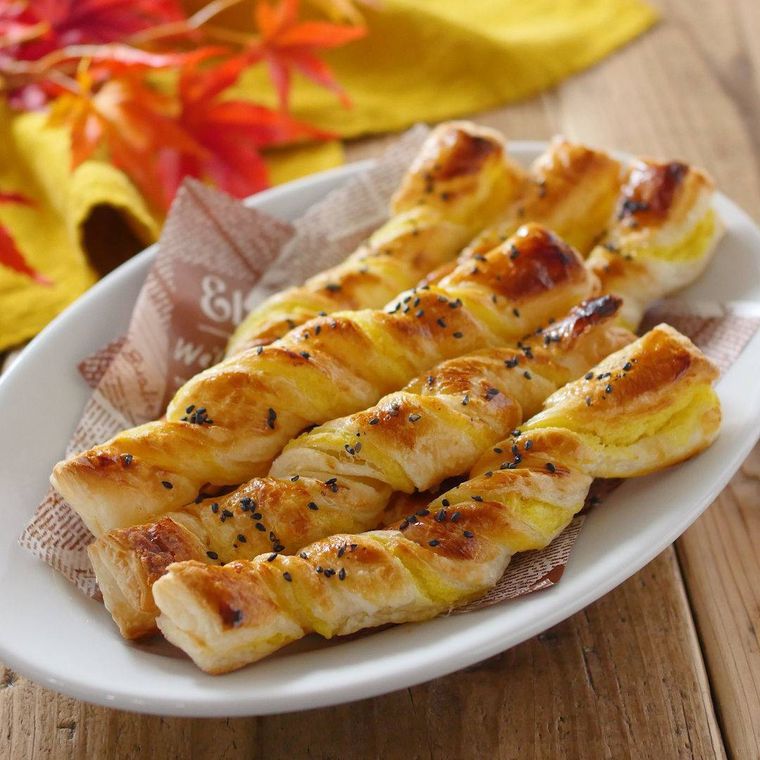 白いお皿に盛られたさつまいもパイ