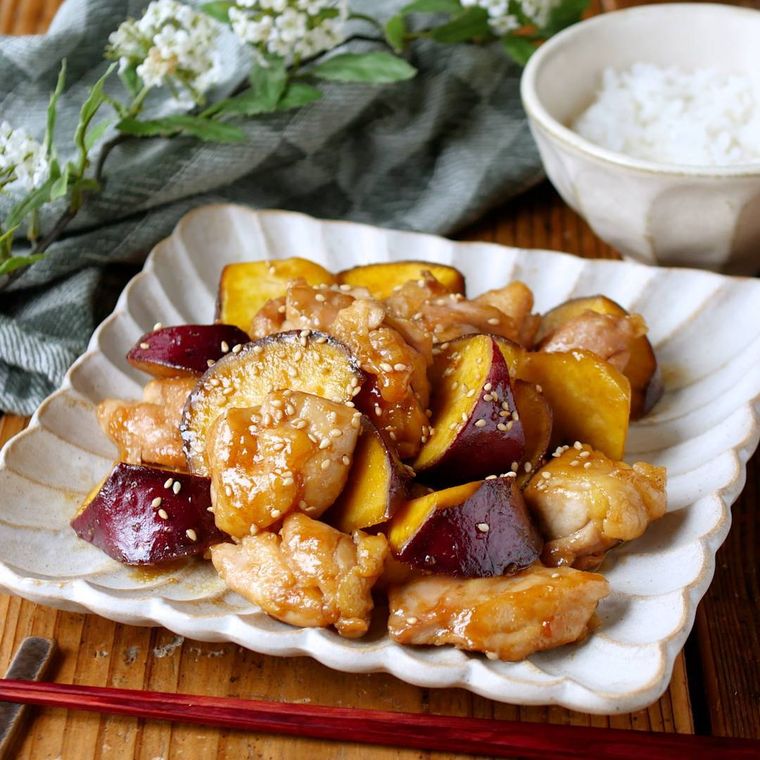 白い角皿に盛られたさつまいもと鶏肉の甘辛炒め
