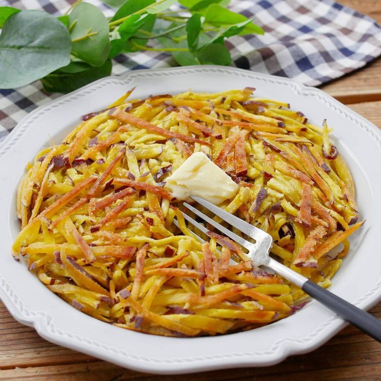 白いお皿に盛られたさつまいもの塩バターガレット