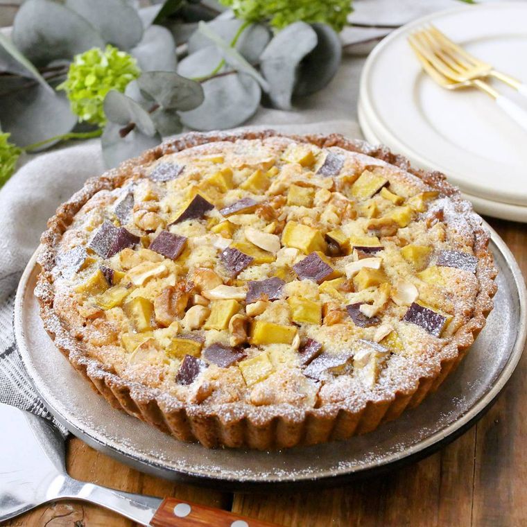 白いお皿に盛られたさつまいものタルト