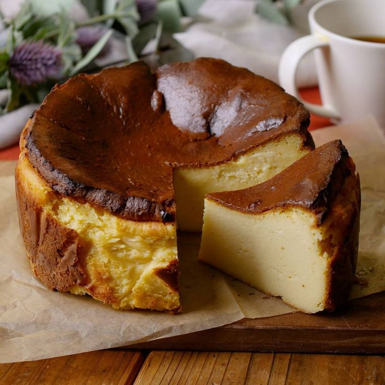 木のボードにのせてカットしている、さつまいものバスクチーズケーキ