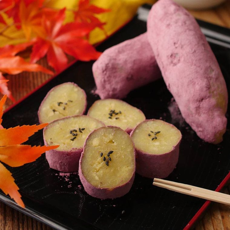 黒いプレートに盛り付けられたさつまいももち