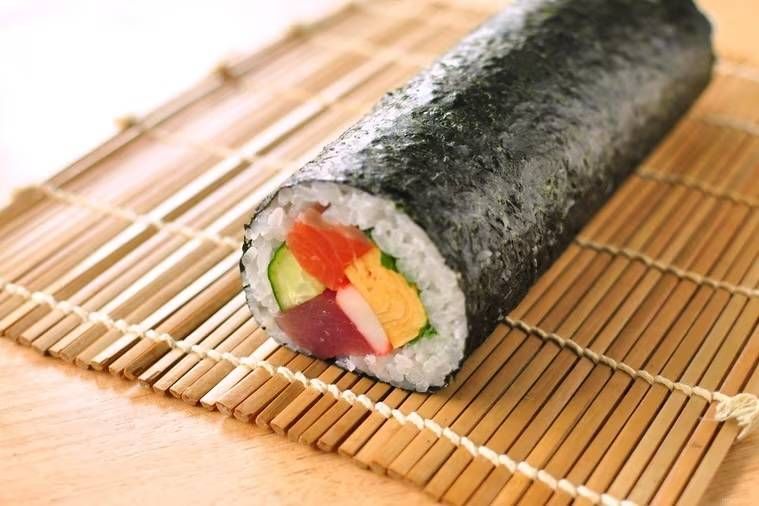 巻きすにのった恵方巻