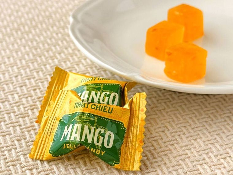 皿にのったドン・キホーテのマンゴーグミと個包装が並べられている様子