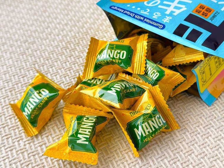 パッケージから取り出されたドン・キホーテのマンゴーグミの個包装