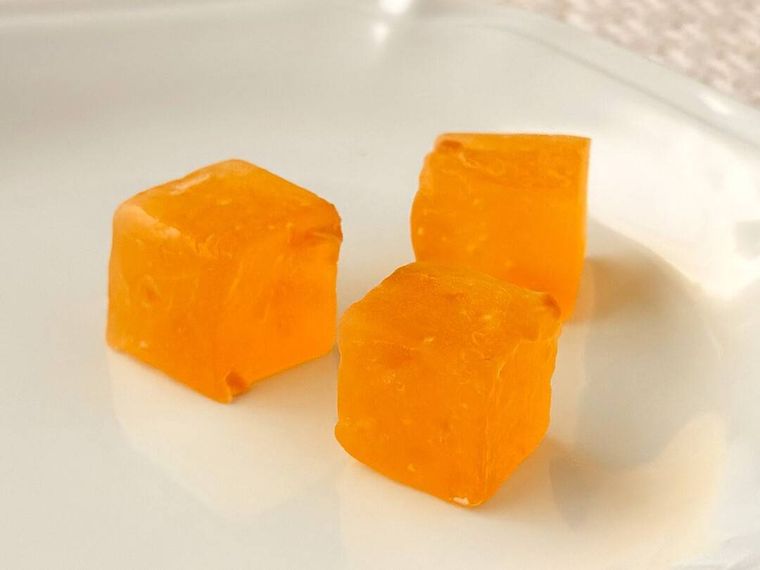 ドン・キホーテのマンゴーグミが皿に盛り付けられている様子