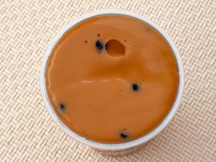 パッケージのふたが開けられたドドンとタピオカミルクティープリンの様子