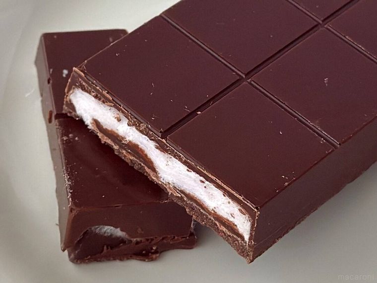 白皿に盛り付けられたCotton Candy Coated Chocolateの断面