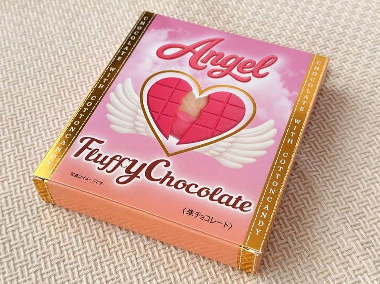 エンジェルフラッフィーチョコレート ロゼピンクのパッケージが置かれている様子