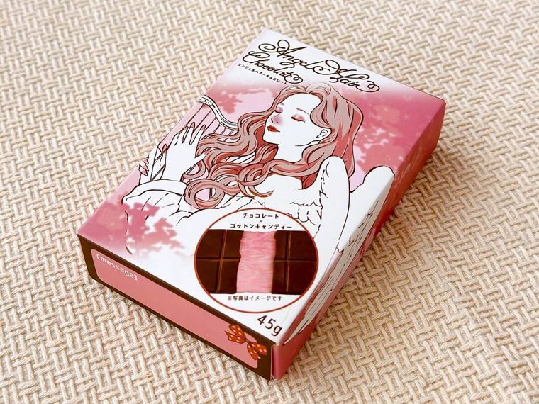 Cotton Candy Coated Chocolateのパッケージが置かれている様子