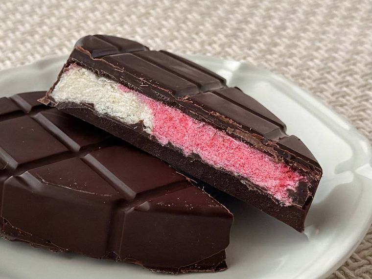 白皿に盛り付けられたエンジェルフラッフィーチョコレート クラシックの断面