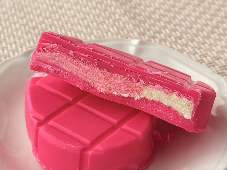 白皿に盛り付けられたエンジェルフラッフィーチョコレート ロゼピンクの断面